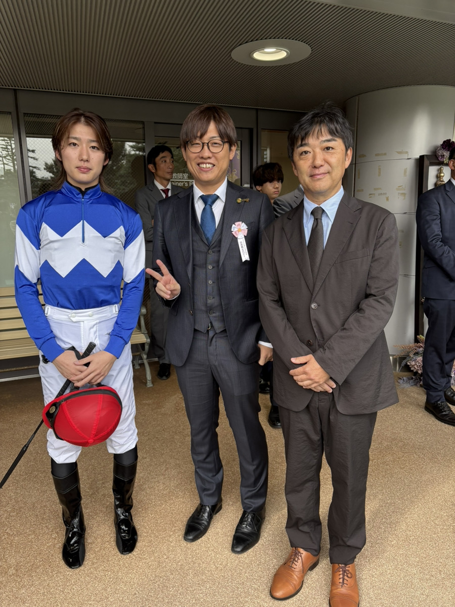 パドックで斎藤誠調教師・斉藤新騎手と（naoya撮影）